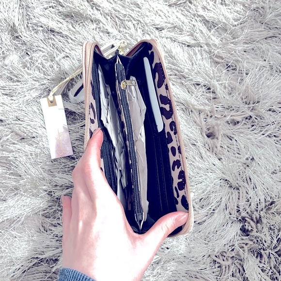 JESSICA SIMPSON Wristlet Wallet Zipper Closure with Pockets - Picture 3 of 5